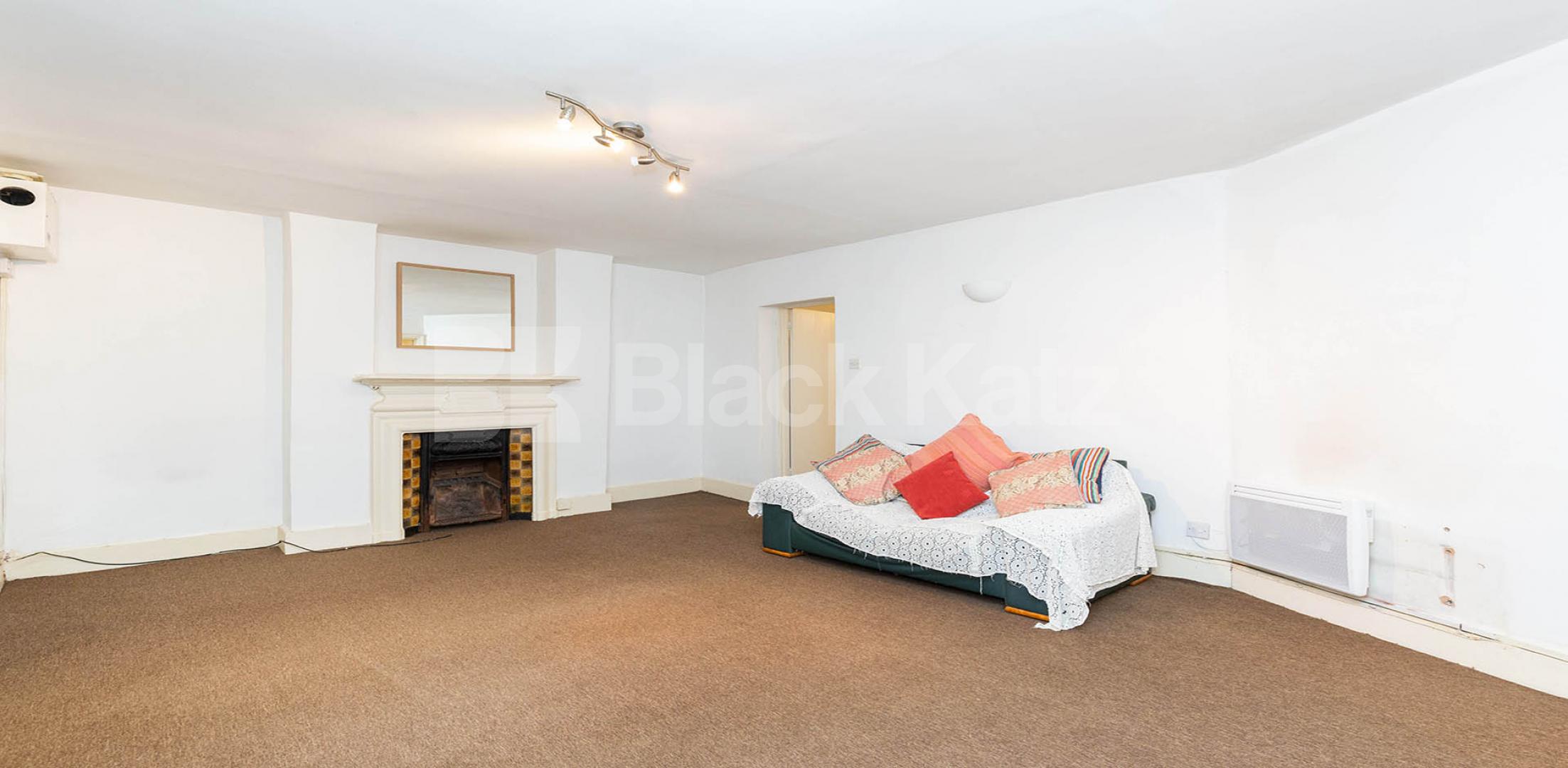 			FANTASTIC SPACIOUS GARDEN FLAT, 1 Bedroom, 1 bath, 1 reception Flat			 Stapleton Hall Road, FINSBURY PARK-STROUD GREEN